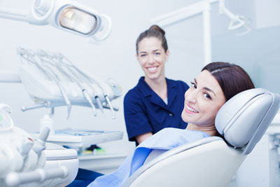 Why You Should Visit A Cosmetic Dentist For Dental Veneers